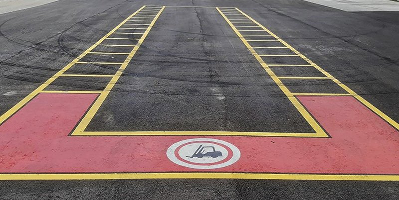 ein rot und gelb eingerahmter Parkplatz