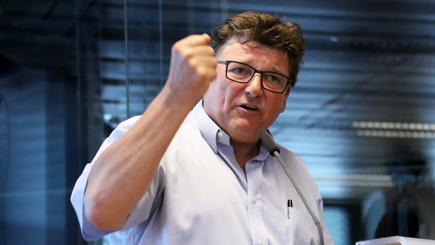 Rainer Wimmer bei einer Rede mit erhobener Faust