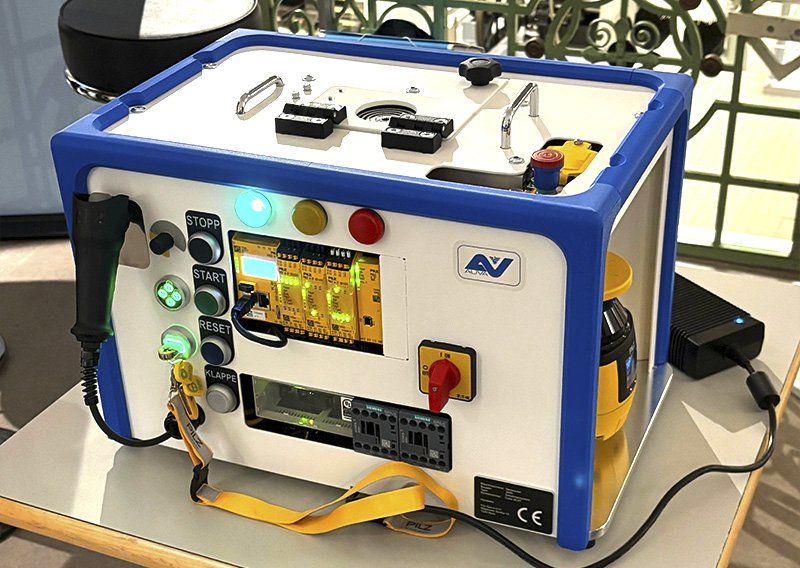 AUVA-Demonstrationsgerät für Maschinensicherheit mit Start-, Stopp- und Reset-Tasten, Sicherheitsrelais und Display