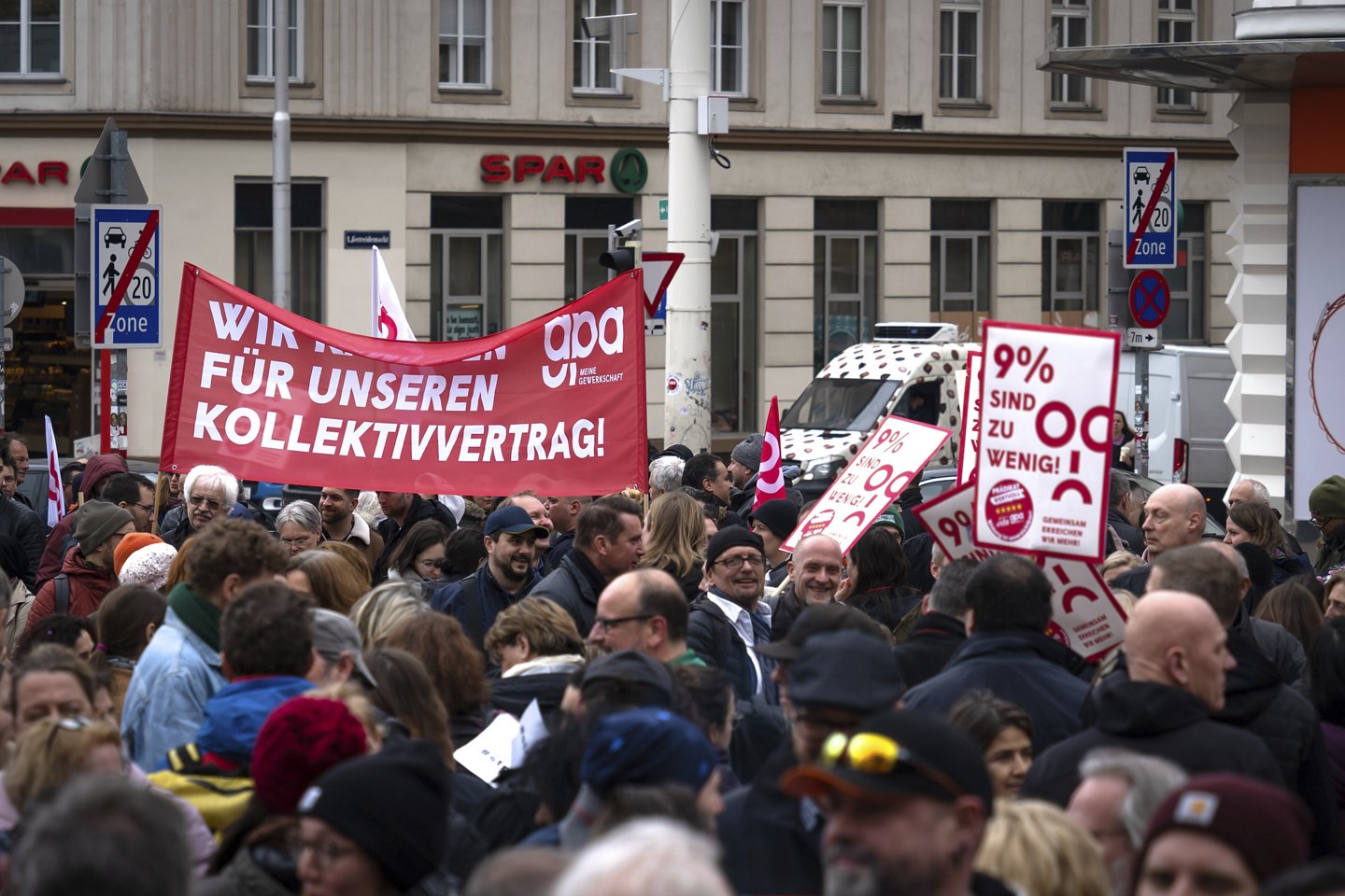 Private Bildungseinrichtungen: Öffentliche Betriebsversammlung mit rund 1000 Beschäftigten.