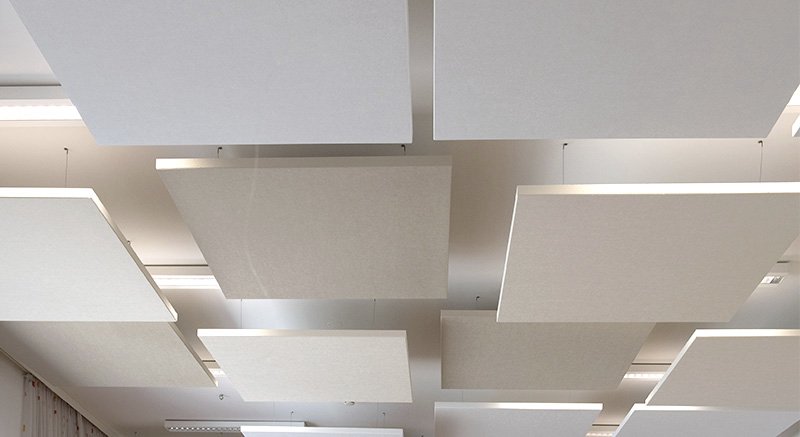 Schallabsorbierende Deckensegel aus Steinwolle in einem Innenraum