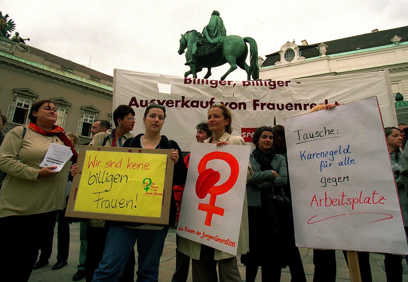 Download von www.picturedesk.com am 07.09.2023 (12:49). Auf dem Josefsplatz fand heute Vomrittag anlÃ¤Ã lich des Reformdialogs eine Protestkundgebung der SPÃ -Frauen und Jugendorganisationen zum Thema "Frauenrechte sind Menschenrechte - Keine BudgetkÃ¼rzungen auf Kosten der Frauen" statt. APA-Photo: Herbert Pfarrhofer - 20000714_PD0313 - Rechteinfo: Rights Managed (RM)