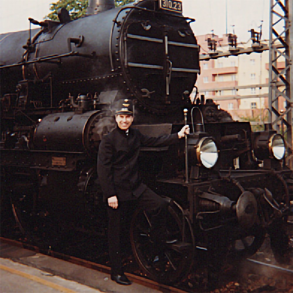 Erich Hums vor einer Eisenbahn