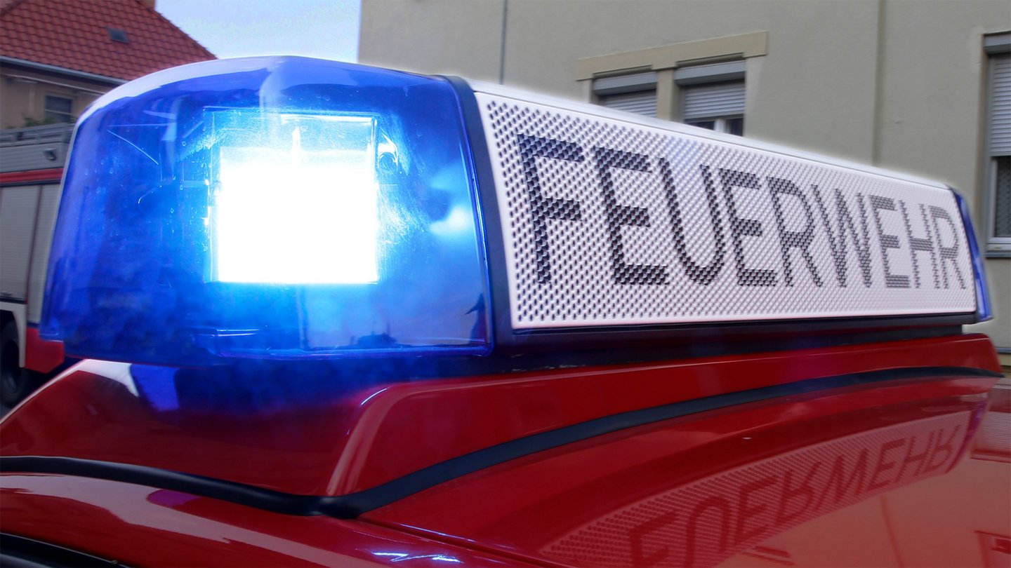 Blaulicht auf dem Dach eines Feuerwehrautos