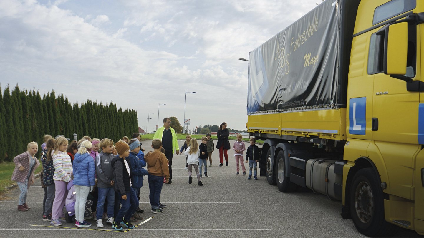 eine Gruppe Kinder bei einem Schulungs-LKW