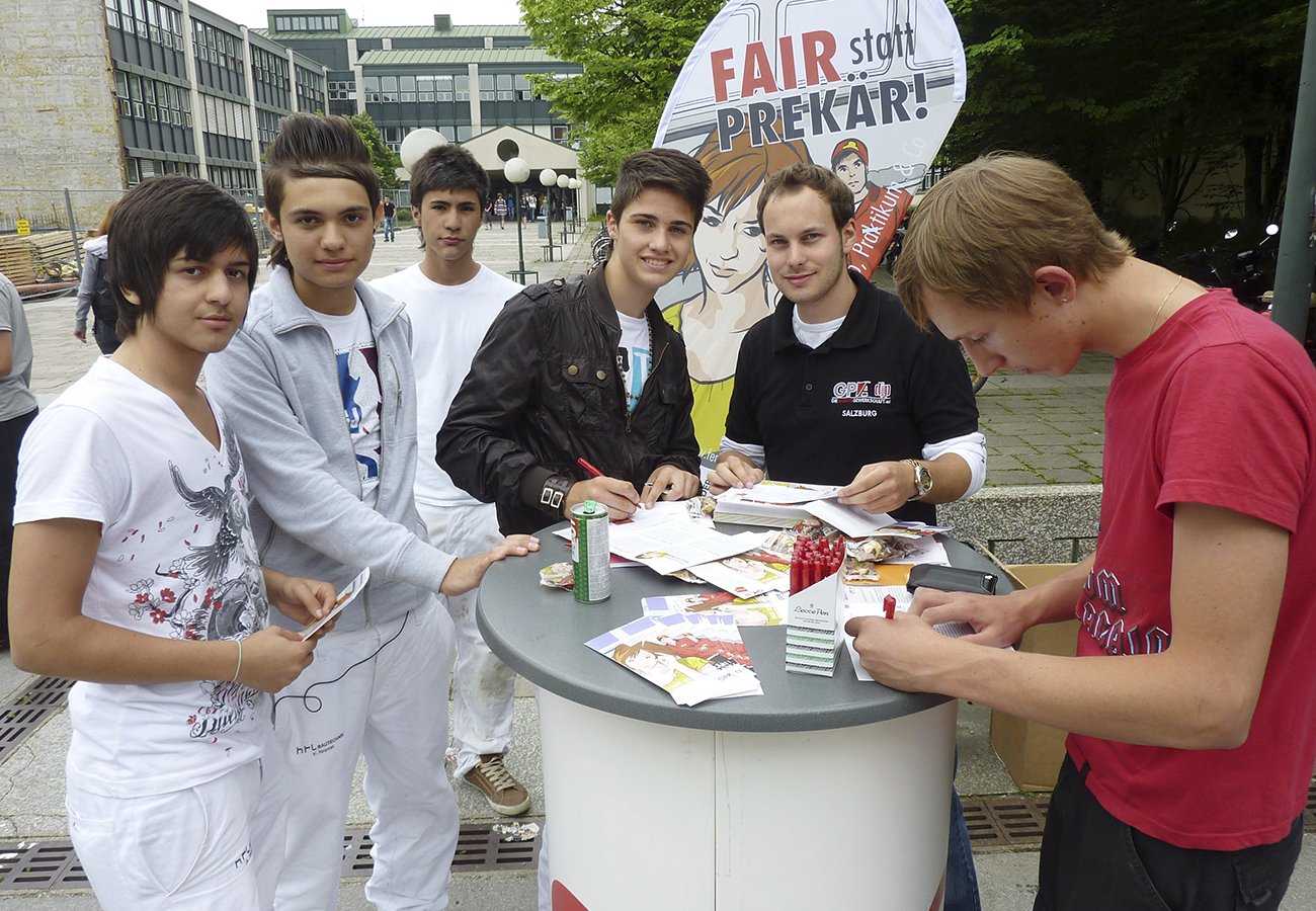 Aktionswoche der GPA-djp »FAIR statt PREKÄR« vor der HTL Salzburg.