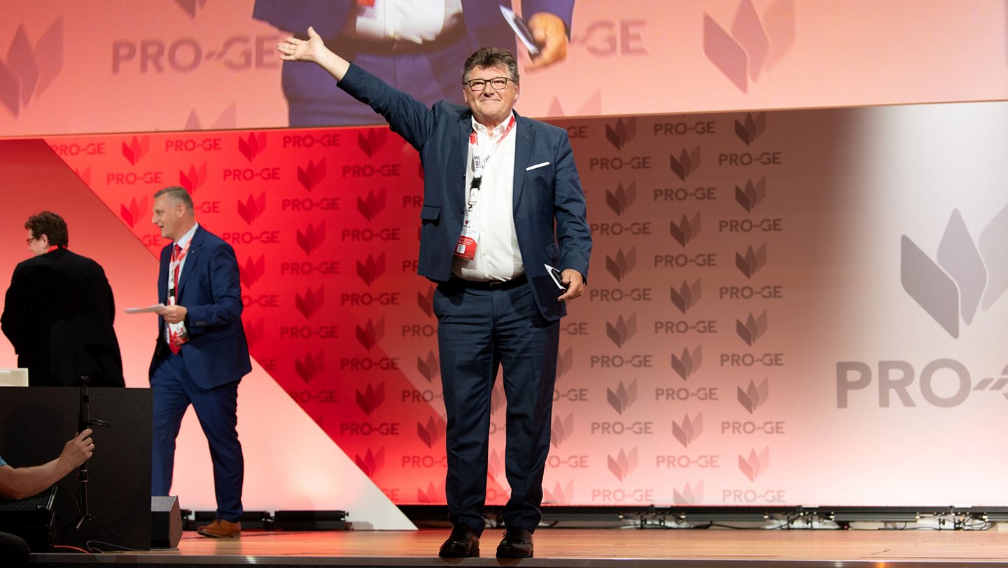 Rainer Wimmer winkend auf der Bühne des Gewerkschaftstages