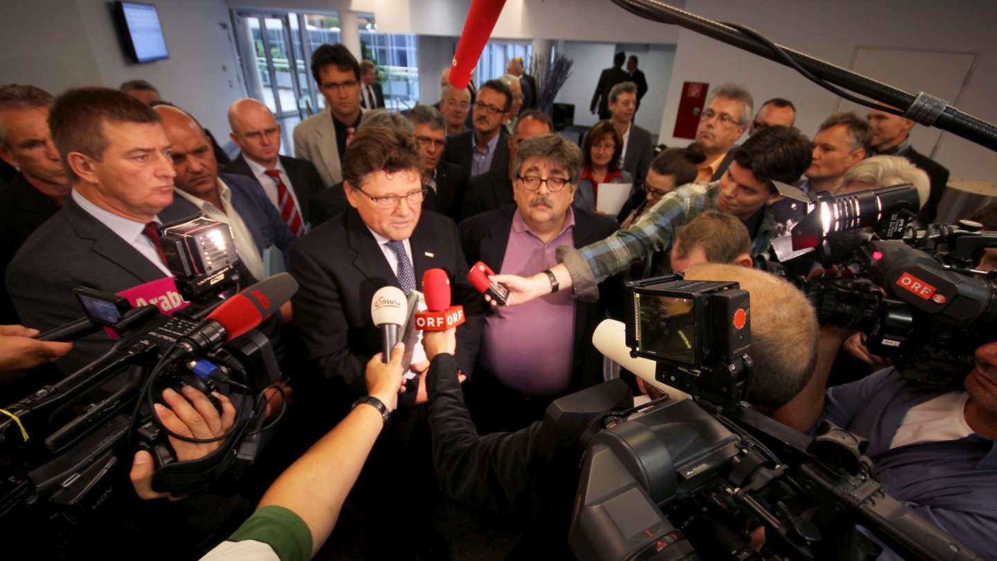 Rainer Wimmer und Karl Proyer (GPA) umringt von Kameras und Mikrofonen