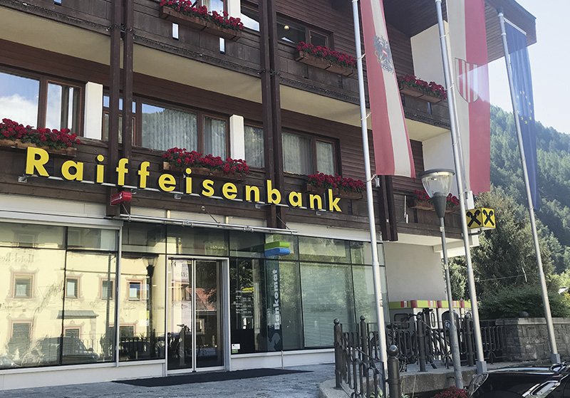 Ein Gebäude mit der Aufschrift Raiffeisenbank