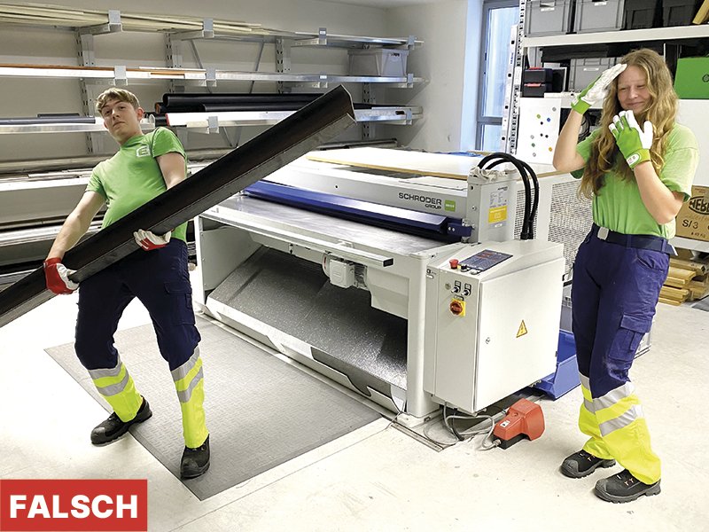 ein junger Mann hält ein großes Stück Metall