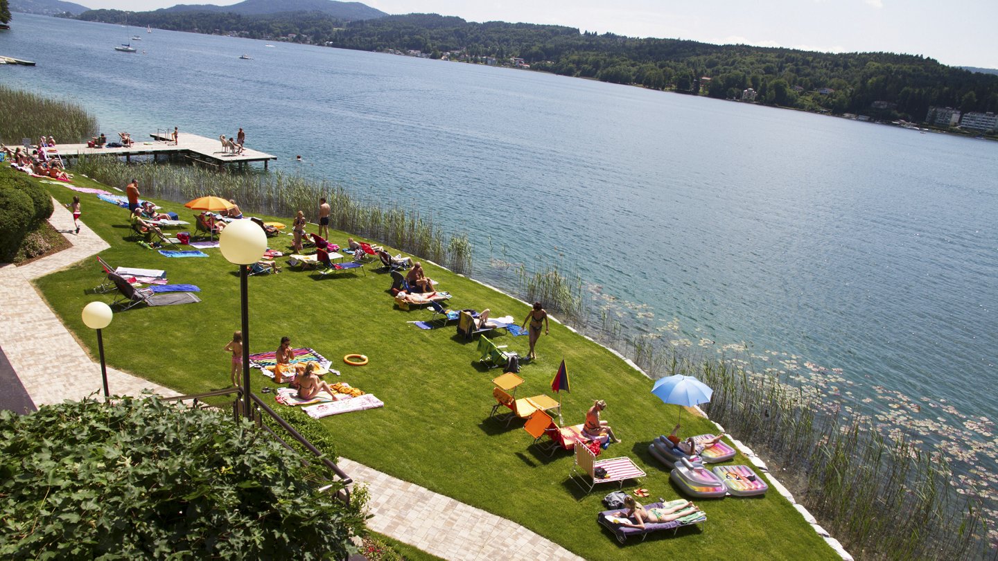 Liegewiese am Wörthersee mit Steg, Ansicht von der Seeterrasse