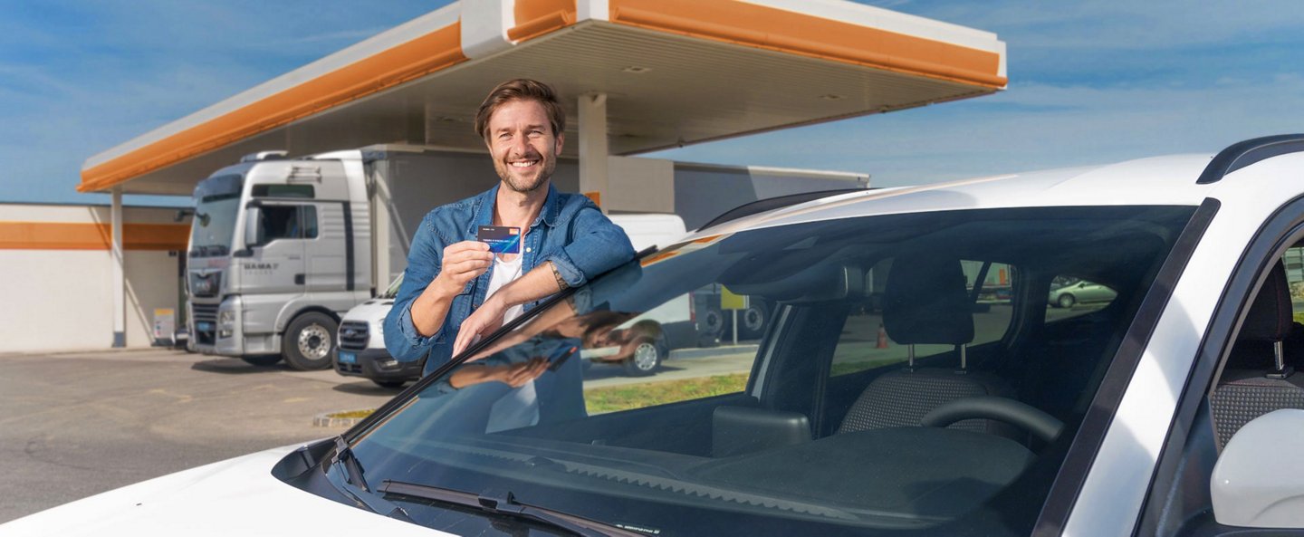 Ein Mann mit IQ-Card vor einer Tankstelle