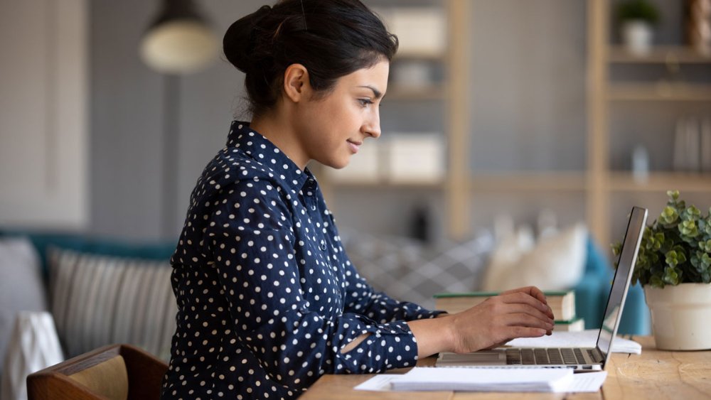 Frau am Computer bei der Telearbeit