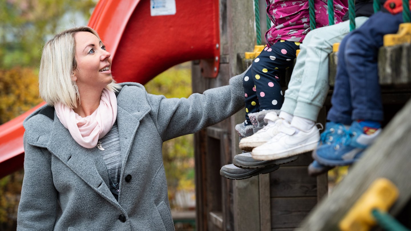 Mutter spielt mit ihren Kindern