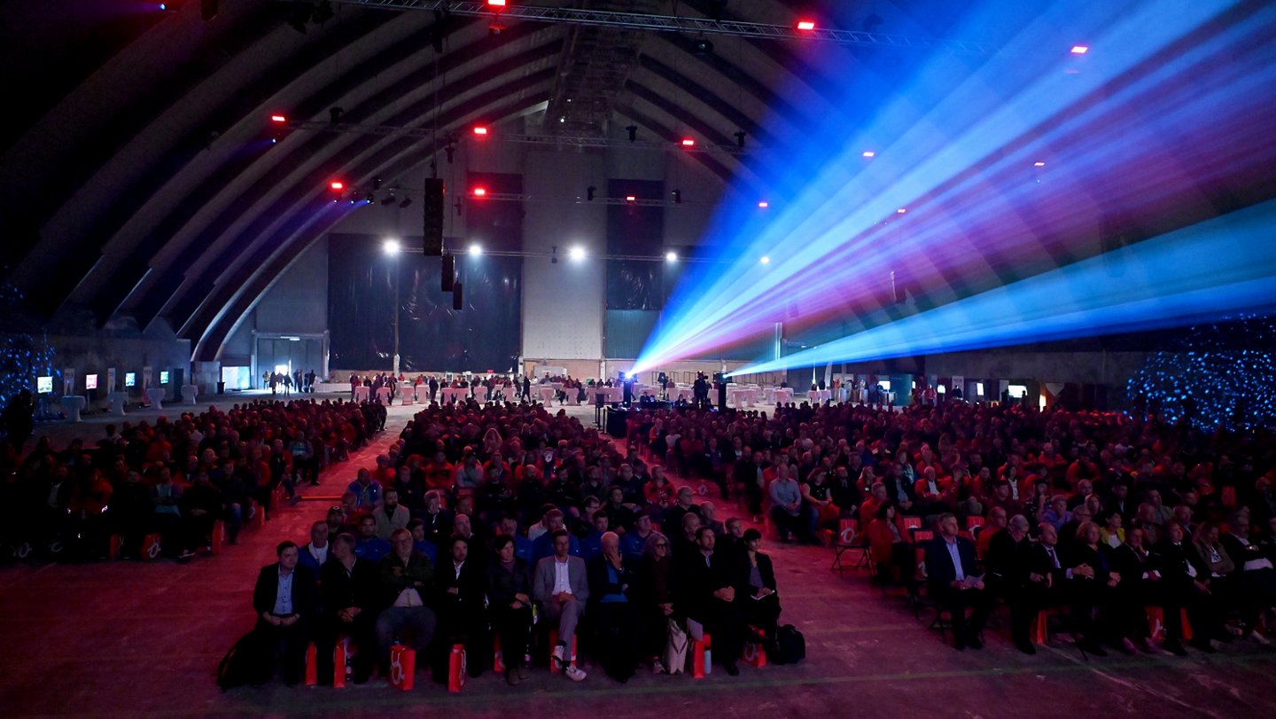 Verdunkelte Salzhalle der Saline Ebensee mit Lichtkegeln über den Köpfen der Konferenzteilnehmer:innen