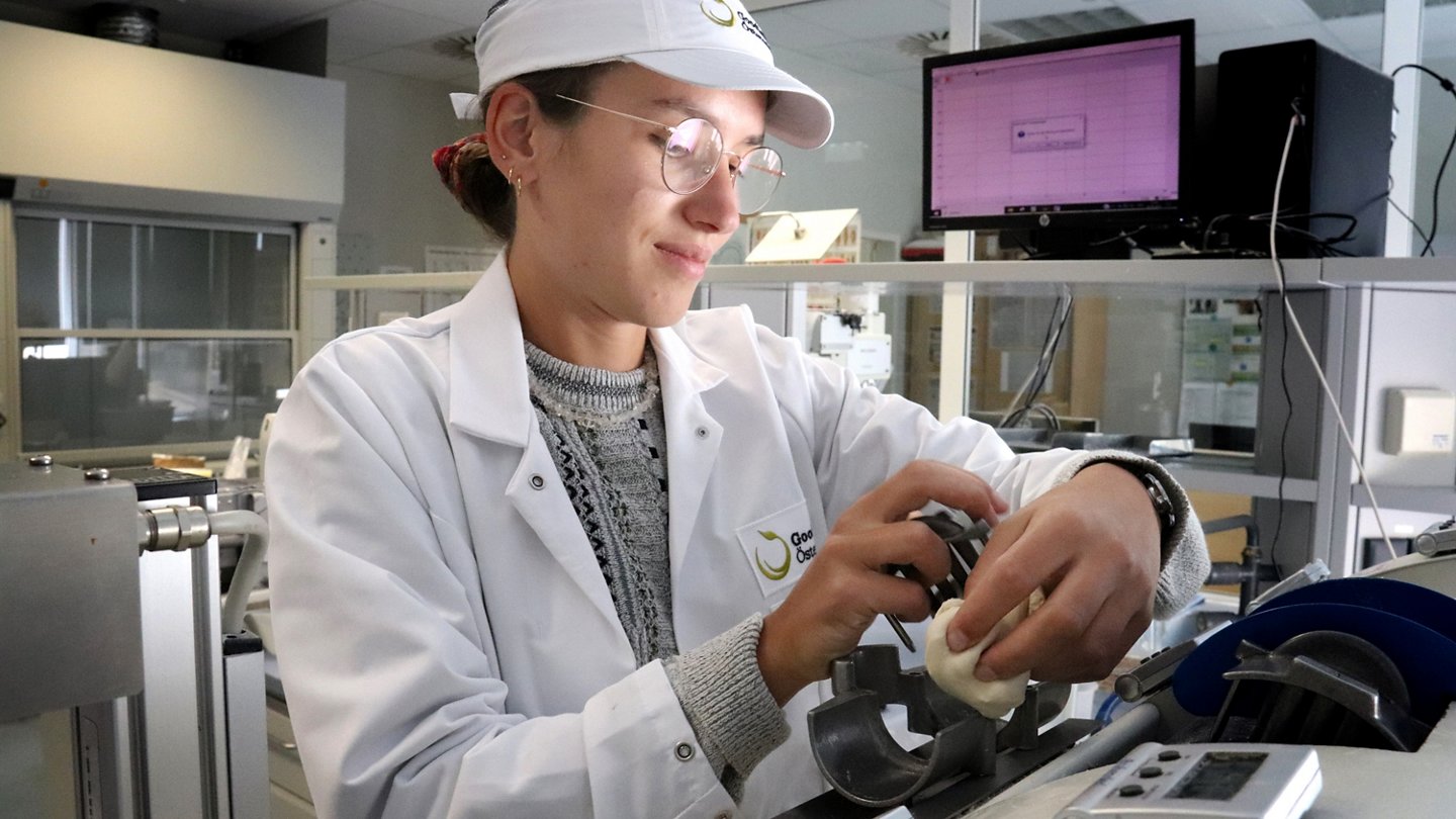 Labortechnikerin mit Messgeräten.