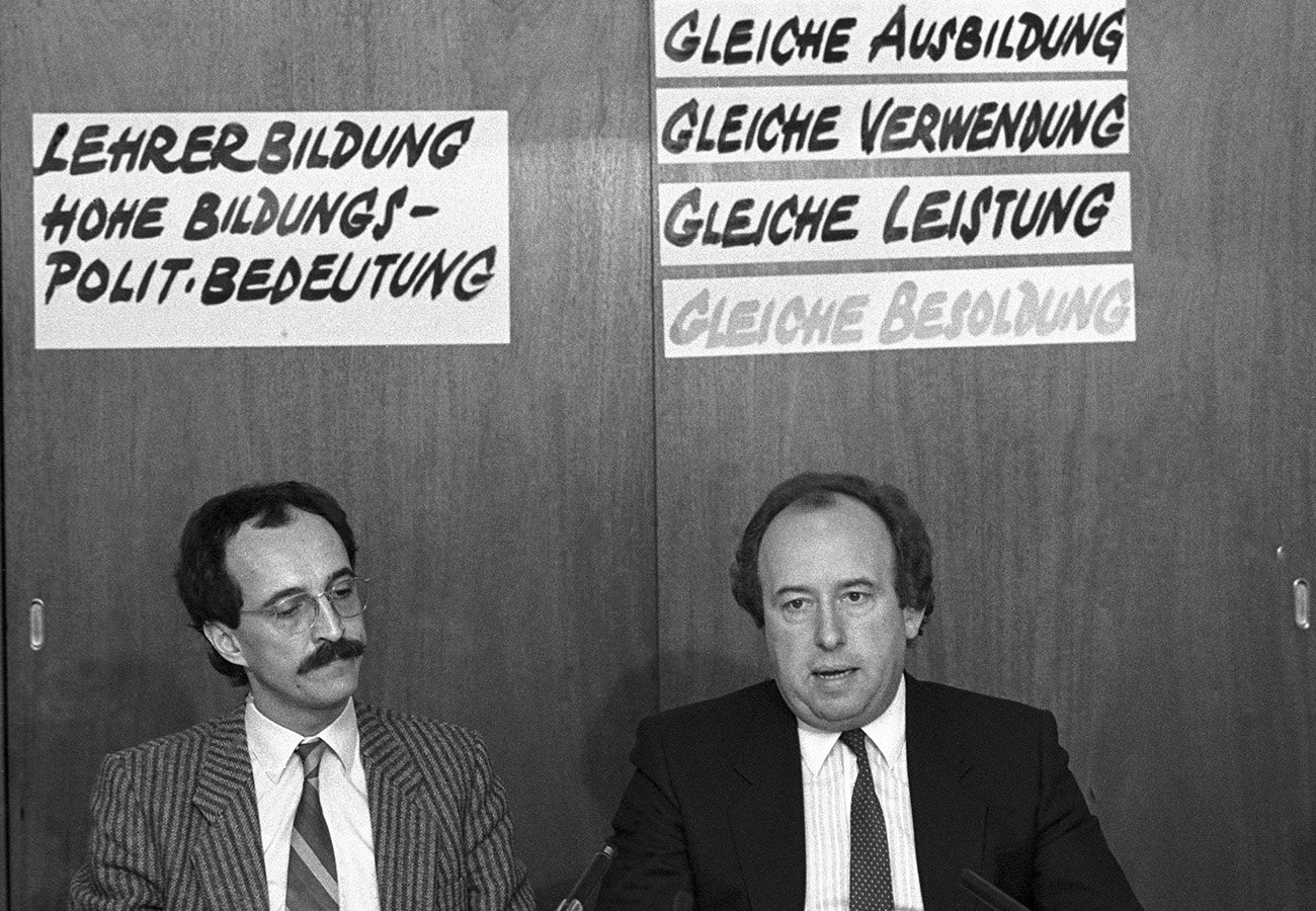 Download von www.picturedesk.com am 07.09.2023 (13:19). Wien, 12.03.1986: Die 304 Lehrer der PÃ¤dagogischen Akademien hatten einen zweitÃ¤gigen Streik. Sie wollten damit eine hÃ¶here Besoldung erreichen. Im Bild: Der Vorsitzende der Bundessektion Pflichtschullehrer in der Gewerkschaft Ã¶ffentlicher Dienst, Fritz Neugebauer (re.) und Prof. Walter Strobl von der PÃ DAK in Wien Ettenreichgasse. - 19860312_PD0006 - Rechteinfo: Rights Managed (RM)