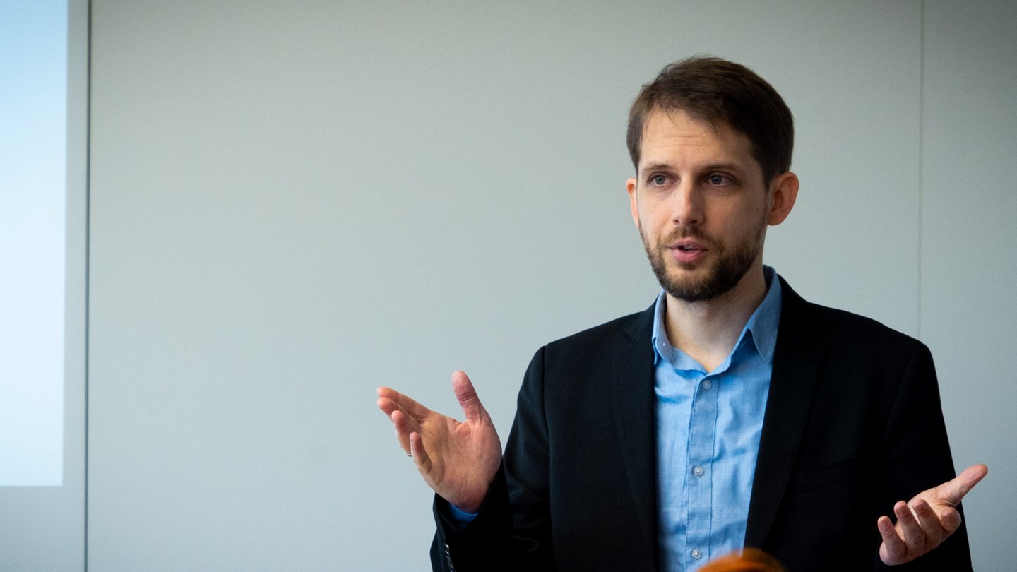 Klimabüro-Leiter Martin Reiter eröffnet das Event im Catamaran