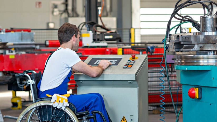 Arbeiter im Rollstuhl