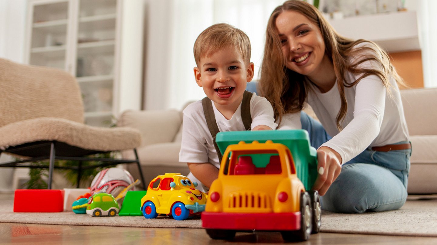 Mutter und Sohn spielen