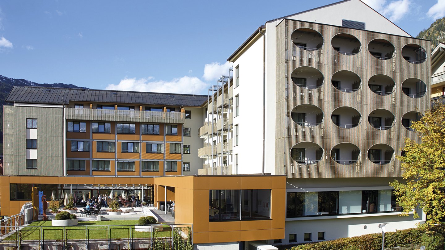 Außenansicht Hotel Bad Hofgastein von der Thermenseite