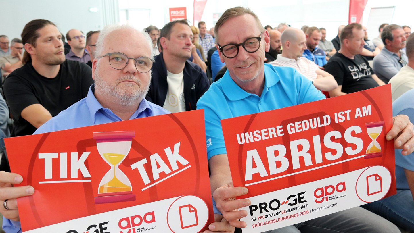 Zwei Teilnehmer mit Schildern Tik Tak" und "Unsere Geduld ist am Abriss"