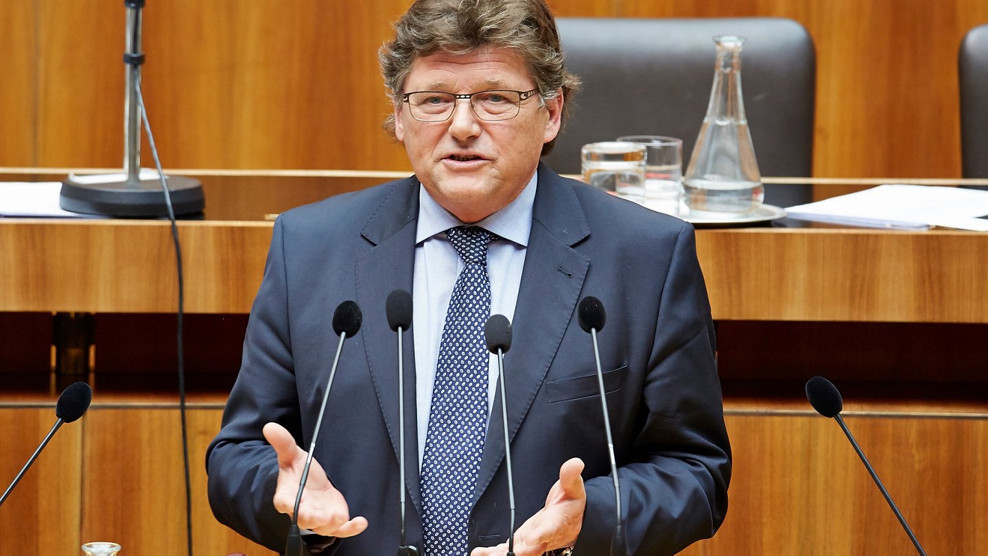 Rainer Wimmer am Rednerpult des Parlaments