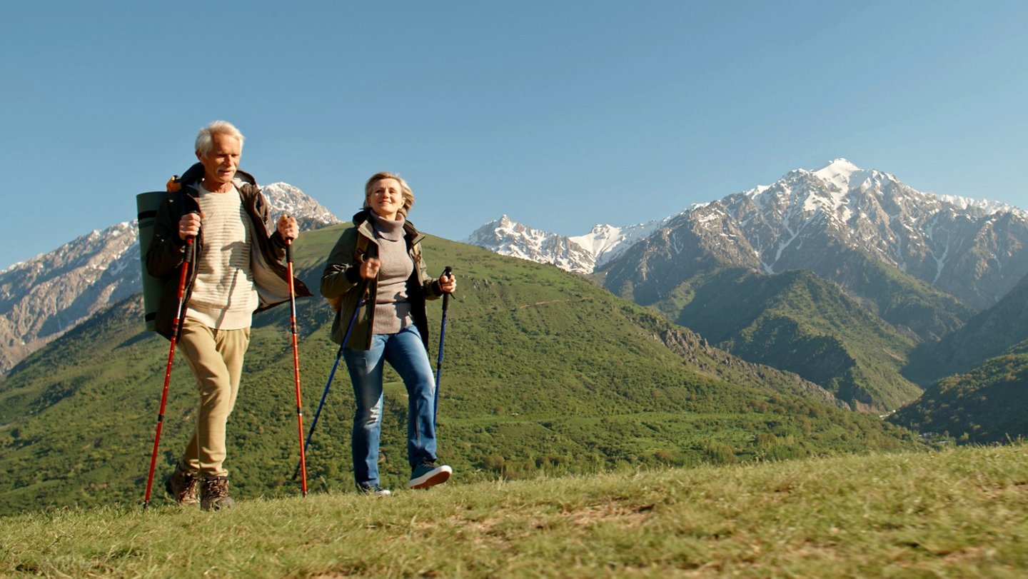 Ein älteres Paar beim Wandern in den Bergen