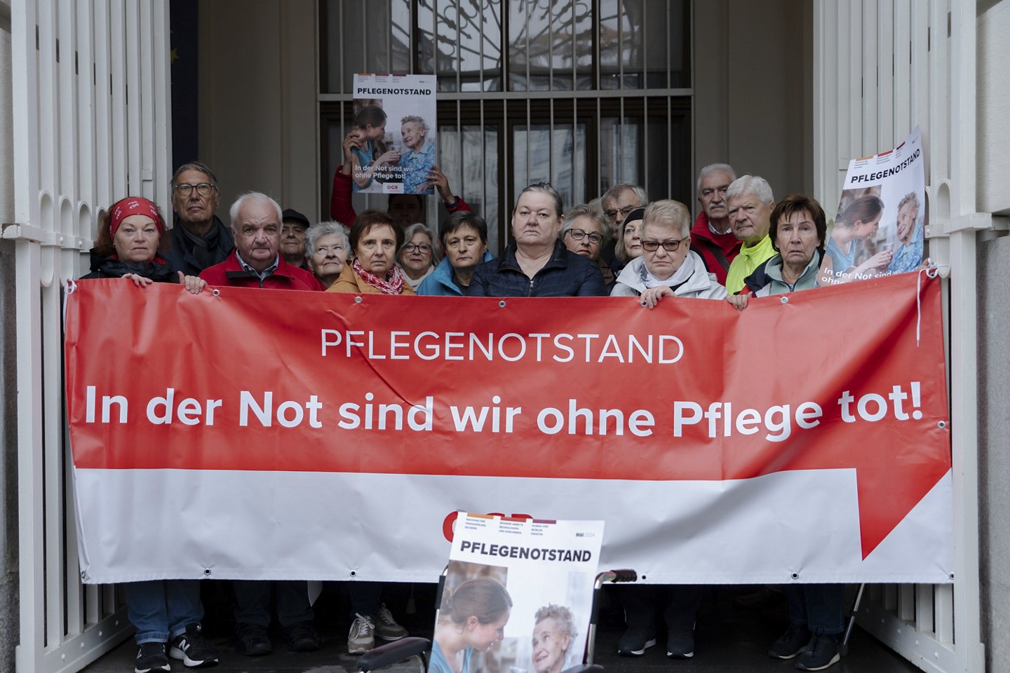 Pensionisten und Pensionistinnen vor dem Sozialministerium