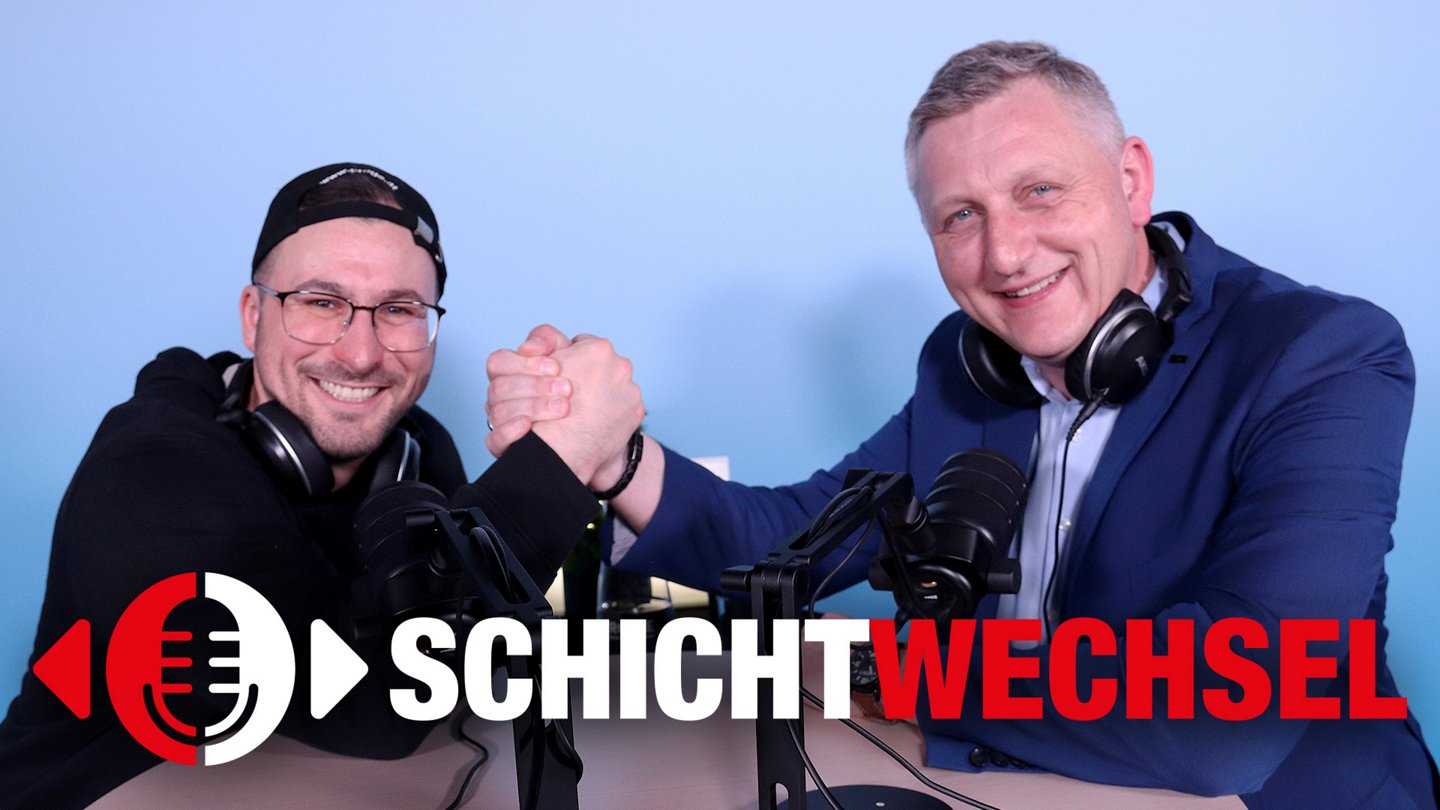 Moderator Heli Sauer mit Reinhold Binder am Tonstudio-Tisch mit Mikrophonen 