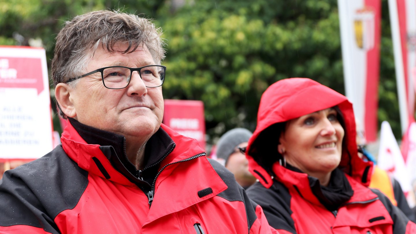 Großaufnahme Rainer Wimmer in Regenjacke bei Kundgebung