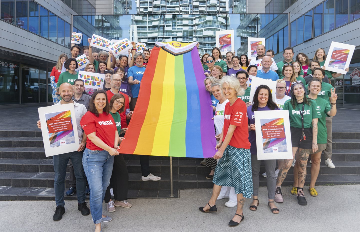 Viele Menschen mit PRIDE-Fahne