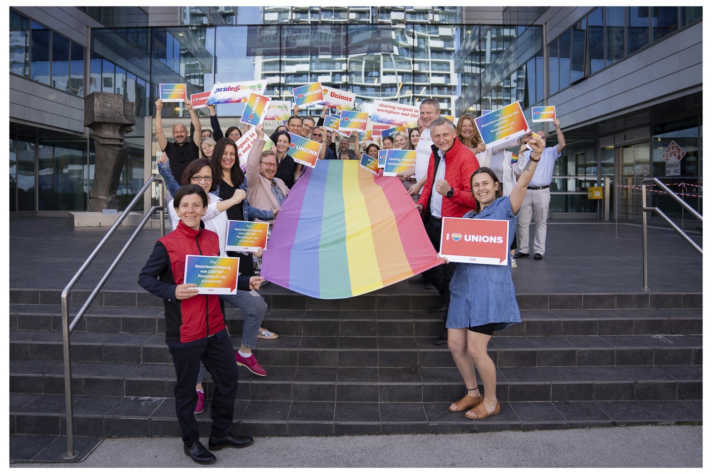 Viele Menschen mit PRIDE-Fahne