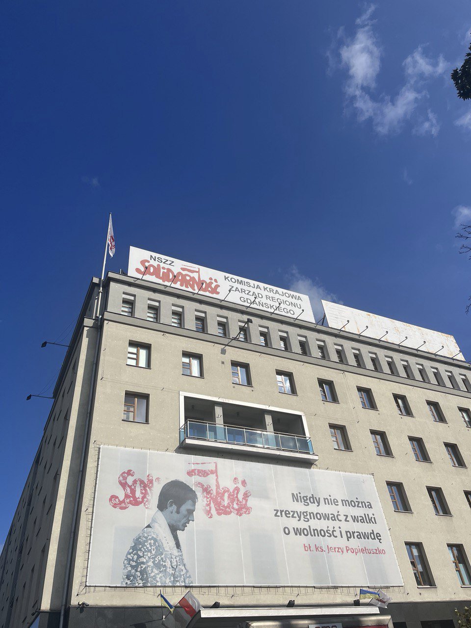 Priester Popiełuszko auf einem Transparent an der heutigen Solidarność-Zentrale 