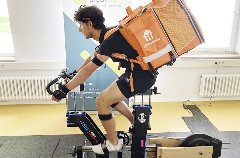 Proband auf einem Fahrrad-Ergometer mit Beschleunigungssensoren bei einer wissenschaftlichen Belastungsuntersuchung