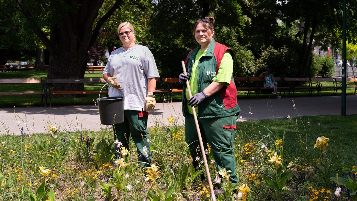 Sonja Tatzel (53) und Bettina Zloch (50) sind schon seit Jahrzehnten als Gartenarbeiterinnen tätig: Die Sommermonate sind gerade für Beschäftigte, die im Freien arbeiten, belastend – und gefährlich.