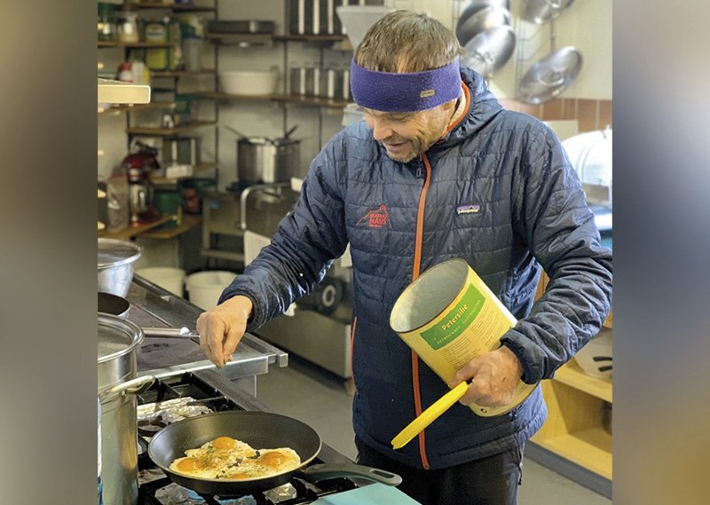 der Hüttenwirt beim Kochen