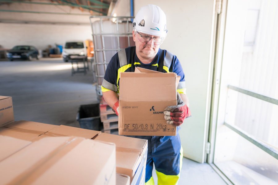 Helmut Seidl kann dadurch die Beugung des Rückens beim Heben vermeiden und so die körperliche Belastung reduzieren.