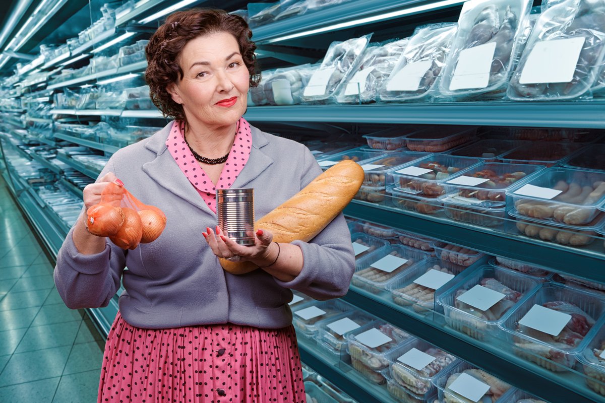 Ältere Frau im Supermarkt