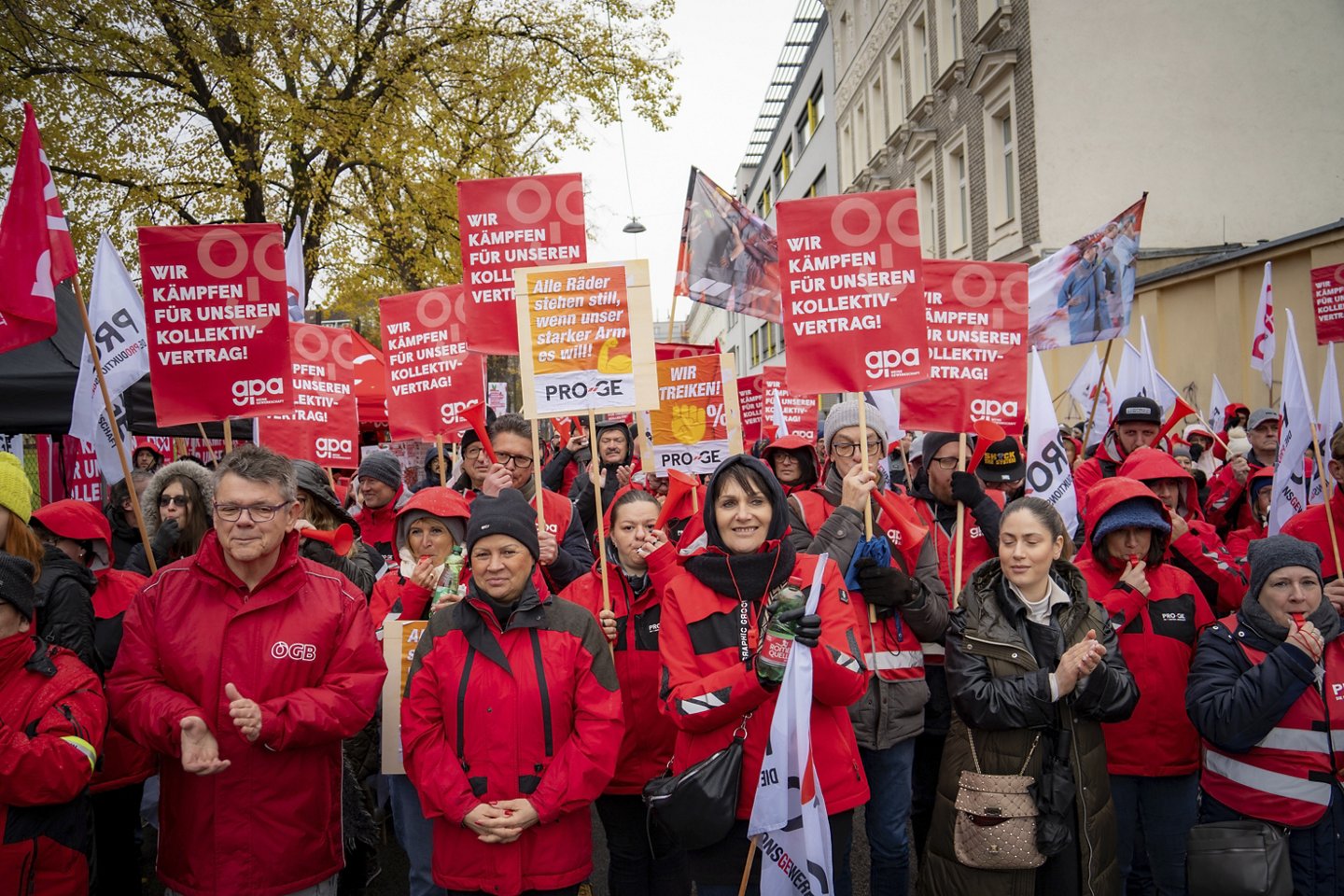 Solidaritätskundgebung mit den Beschäftigten der Metallindustrie, 24.November vor der Firma EVVA in Wien