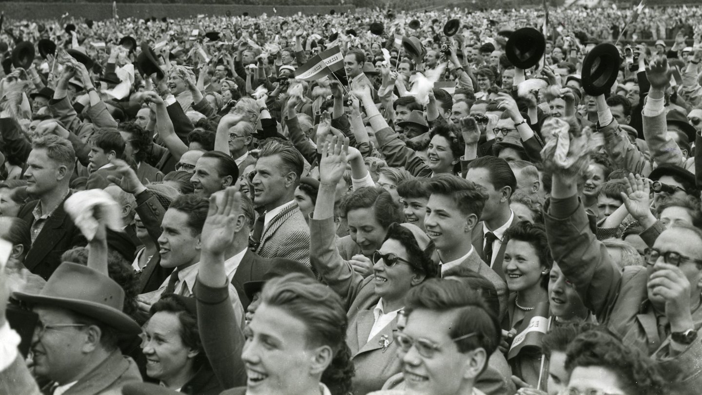 Am 15. Mai 1955 jubelten Menschen bei der Verkündung des Staatsvertrages. 