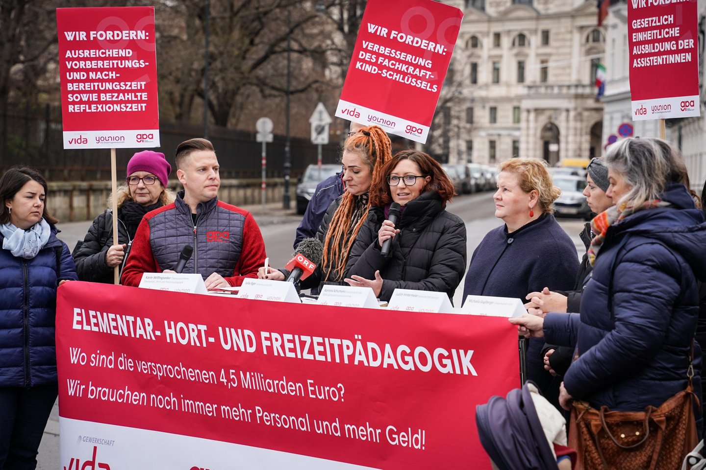 Stellungnahme des ÖGB und den Gewerkschaften GPA, vida und younion am 12. Dezember vor dem Bundeskanzleramt © Edgar Ketzer, GPA.