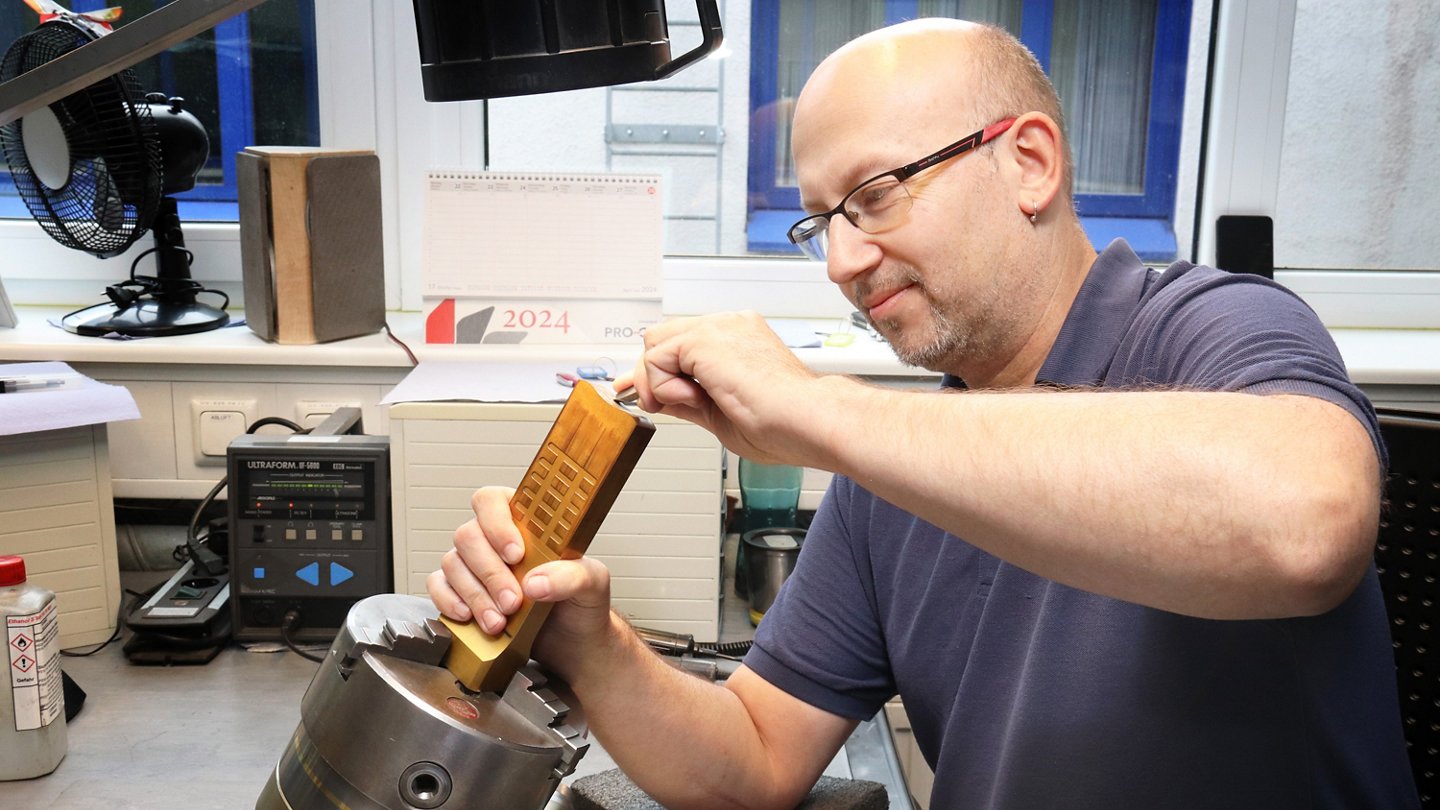 Arbeiter fertigt einen Stempel