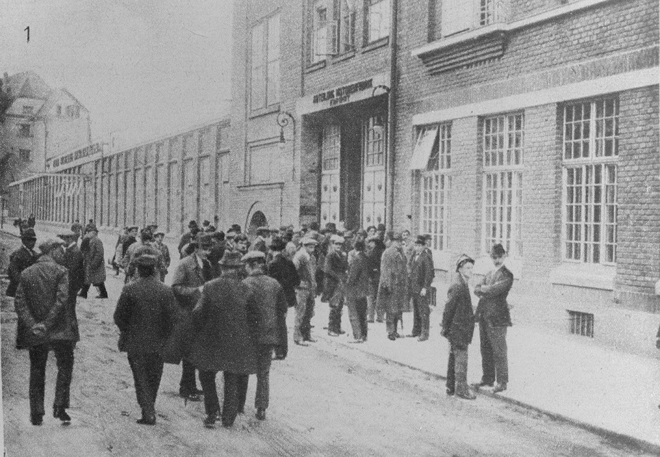 Download von www.picturedesk.com am 07.09.2023 (13:25). Arbeiter vor einer Motorenfabrik. Streik der Metallarbeiter in Wien, Arbeiter vor einer Motorenfabrik, 15.09.1924 - 19240915_PD0003 - Rechteinfo: Rights Managed (RM)