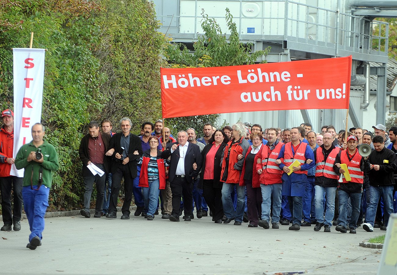 Download von www.picturedesk.com am 07.09.2023 (13:27). APA5547788 - 13102011 - HERZOGENBURG - Ã STERREICH: Arbeiter des GFWerks in Herzogenburg Streiken anl. "Der unterbrochenenKollektivverhandlungen"am Donnerstag, 13. Oktober 2011, APA-FOTO:HERBERT PFARRHOFER - 20111013_PD1761 - Rechteinfo: Rights Managed (RM)