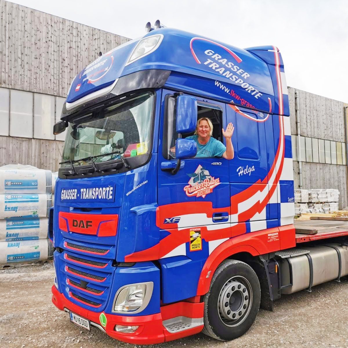 Truckerbabe Helga Dröscher in ihrem LKWs