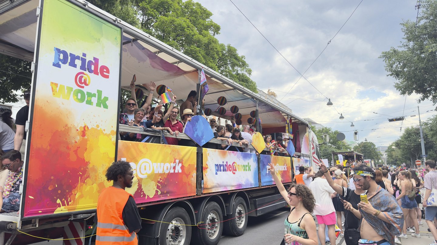 ÖGJ/AK-Truck bei der Vienna Pride 2024