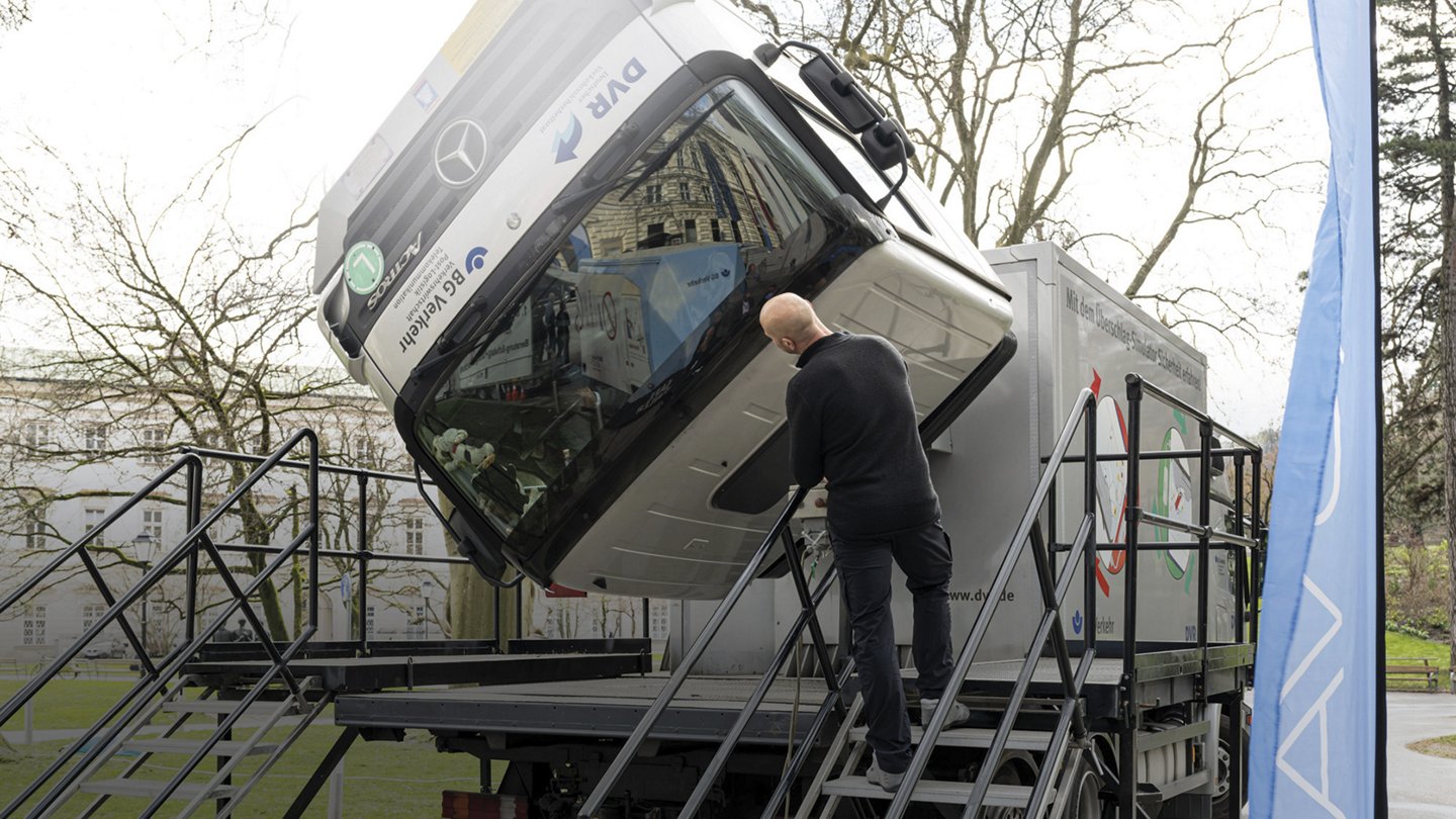 ein LKW-Simulator mit umgedrehter Fahrerkabüse