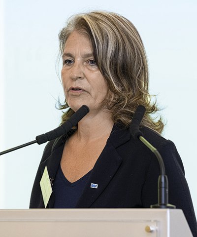 Irene Tambornino hinter einem Rednerpult