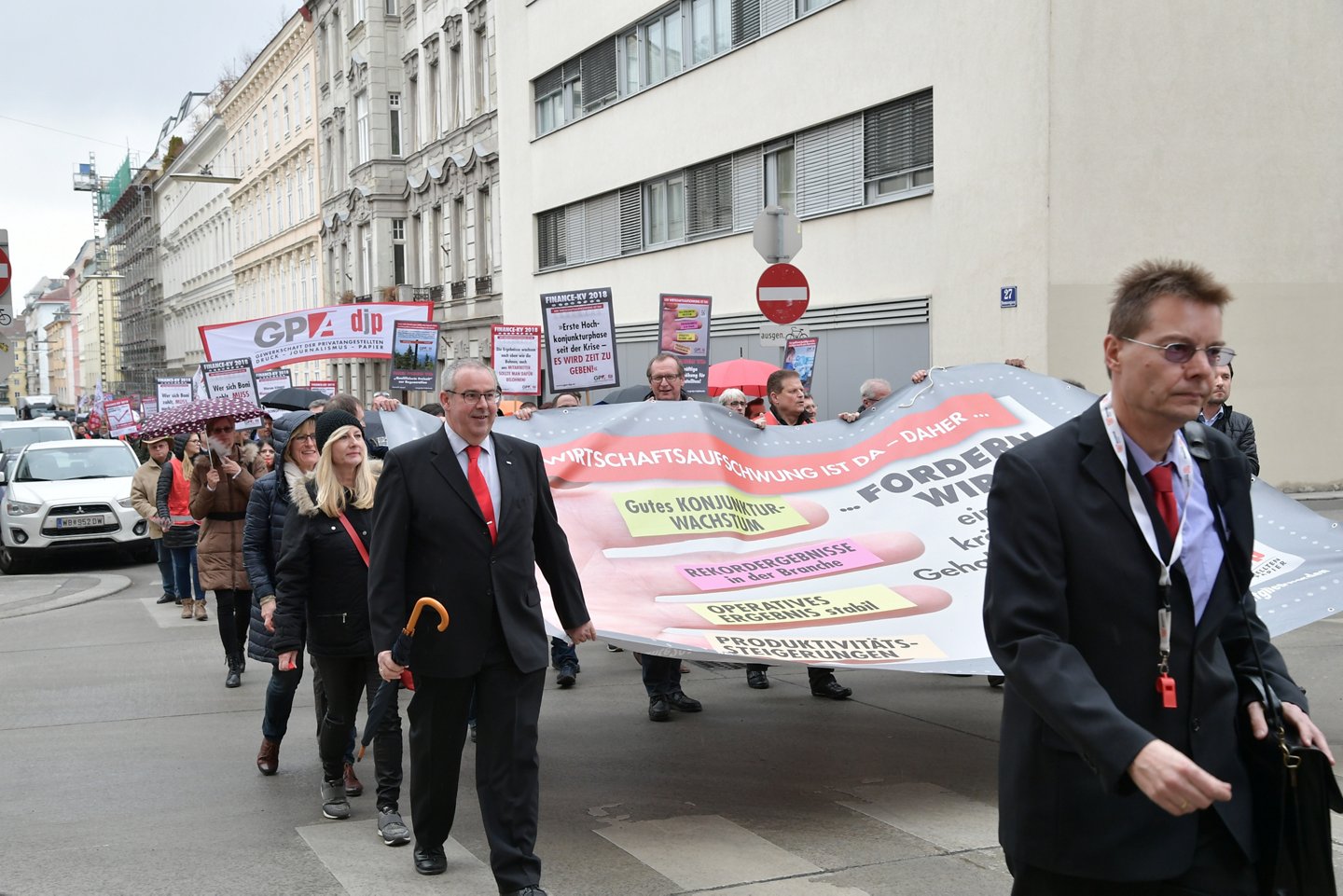 Am 12. März 2018 fand der Protestmarsch der Beschäftigten im Finance-Sektor statt, sie forderten Gehaltserhöhungen.